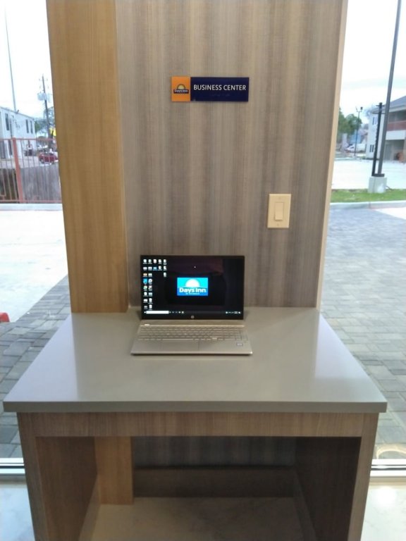 Фото Days Inn & Suites by Wyndham Downtown/University of Houston