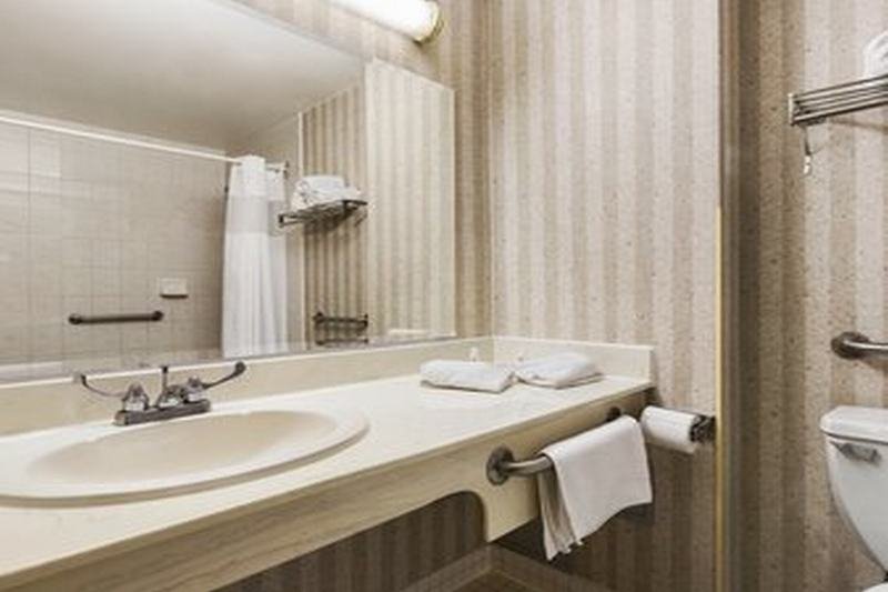 Фото Days Inn by Wyndham Toronto East Lakeview