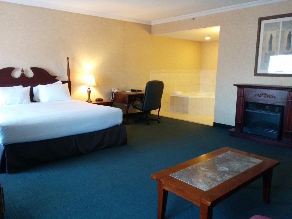 Фото Days Inn by Wyndham Toronto East Lakeview