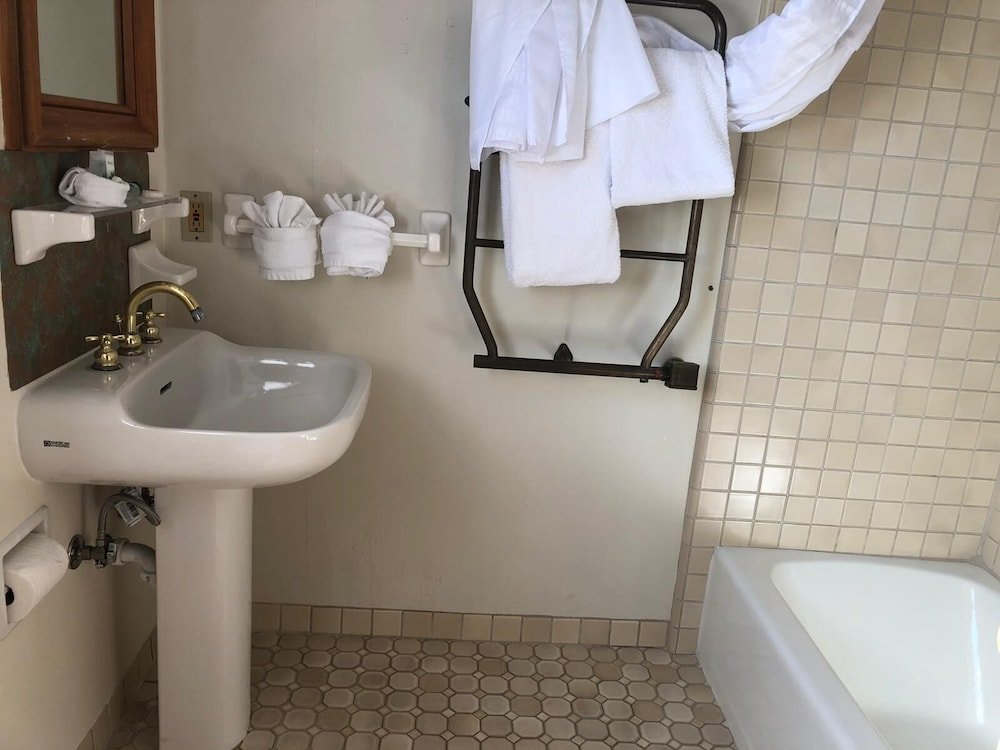 Фото Pacific Grove Inn