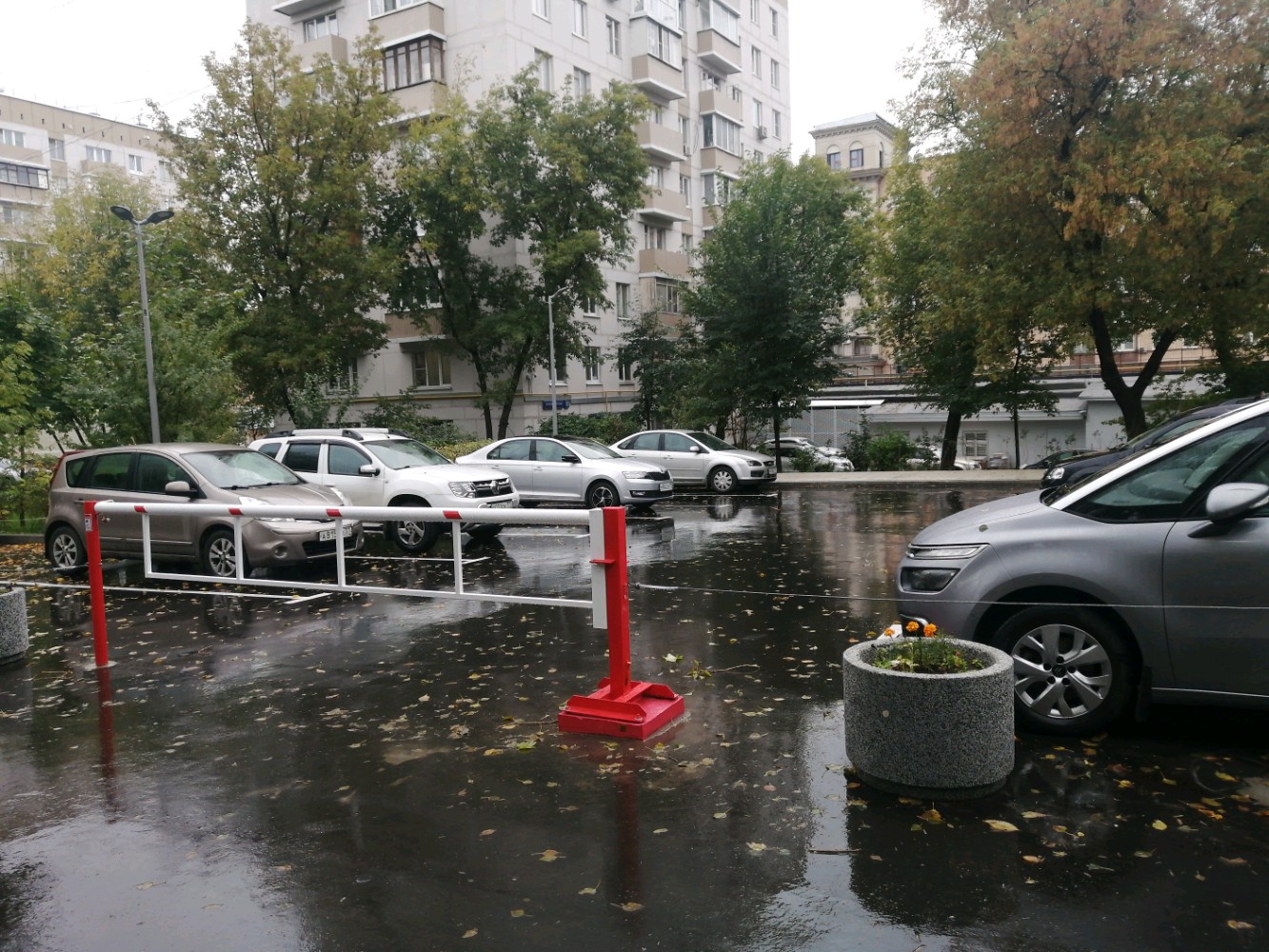 В Пресненском районе освободили парковку от незаконного забора