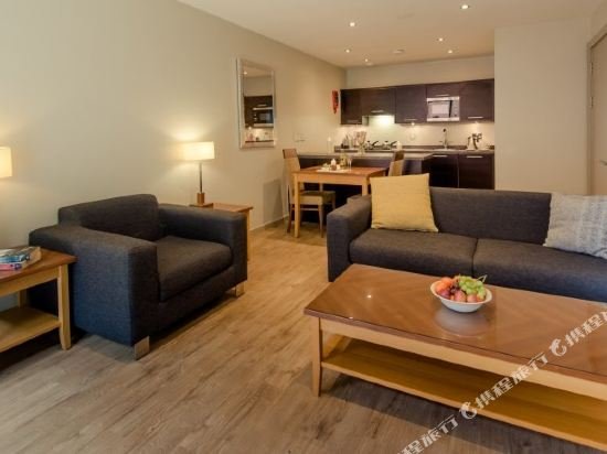 Фото Premier Suites Manchester