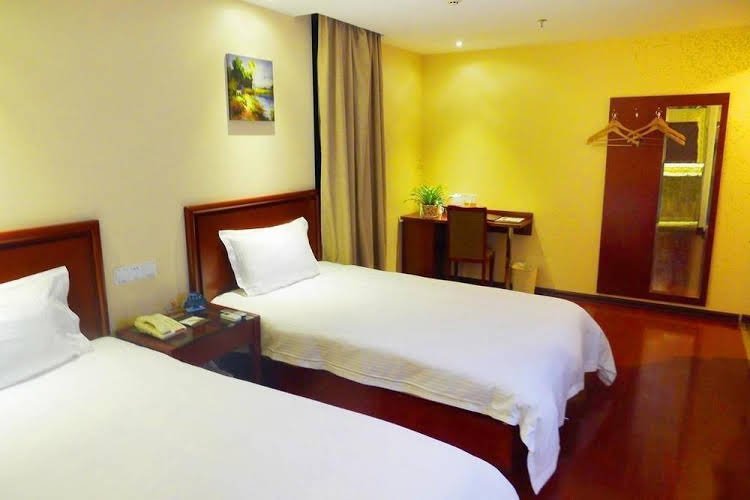 Фото GreenTree Guiyang Shifu Court Street Hotel