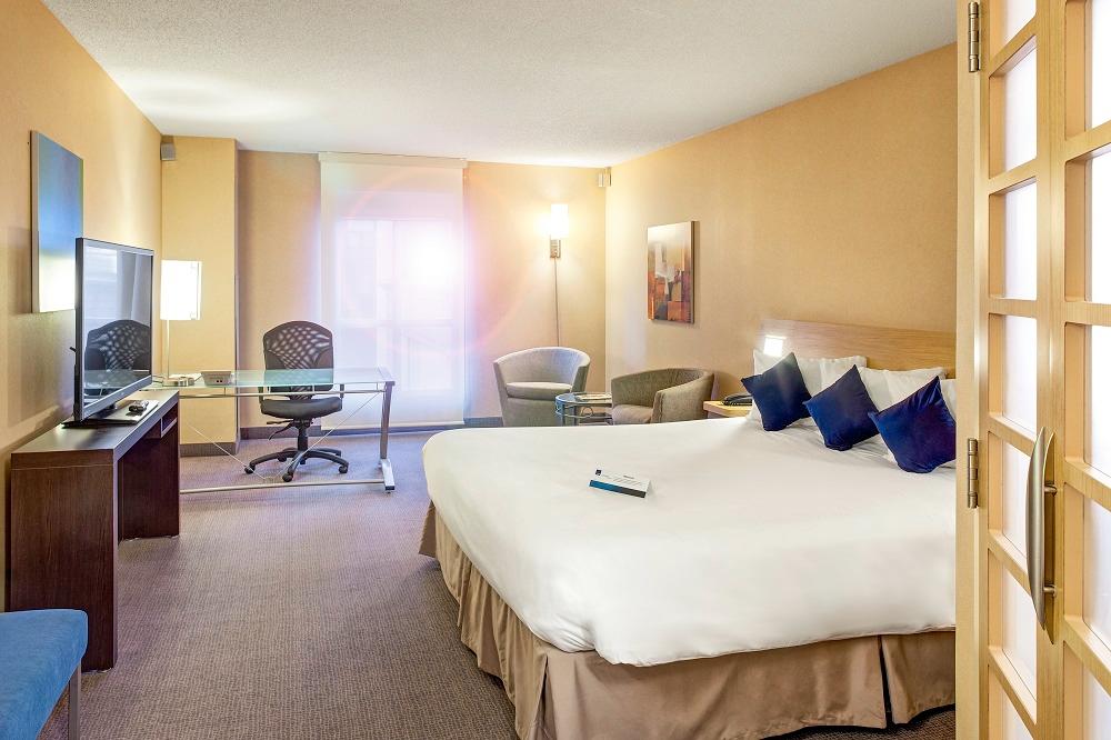 Фото Novotel Toronto Centre