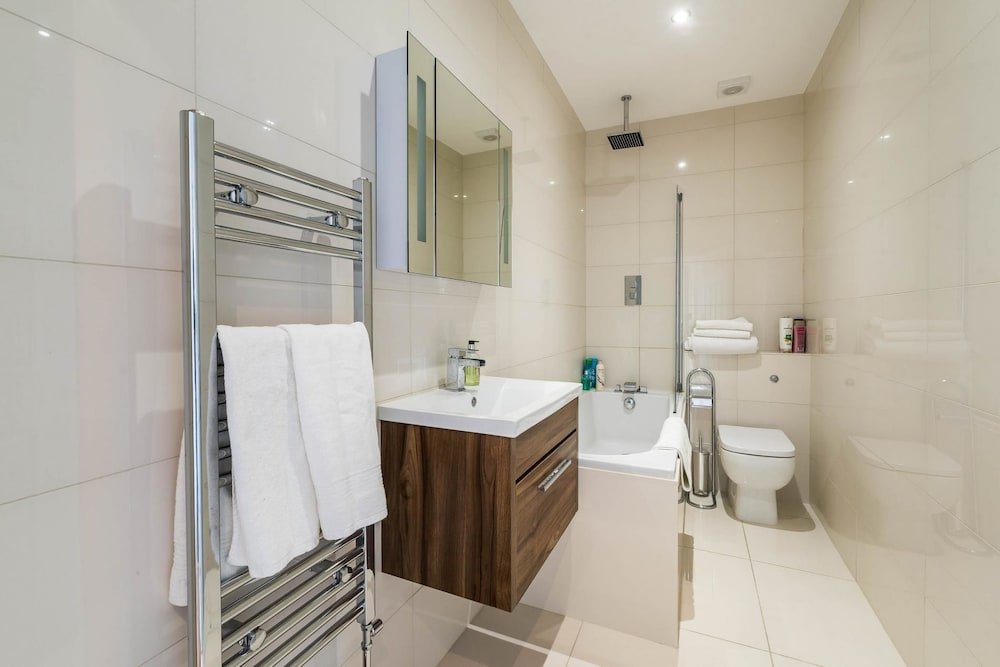 Фото Spectacularly Stylish 2 Bed Flat Heart of Fulham