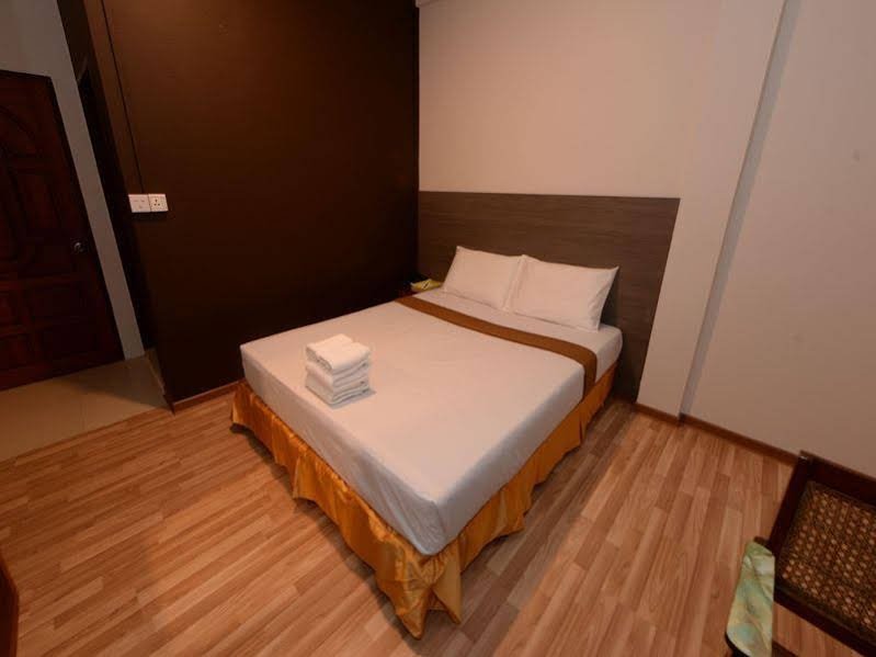 Фото Min Nandar Garden Hotel