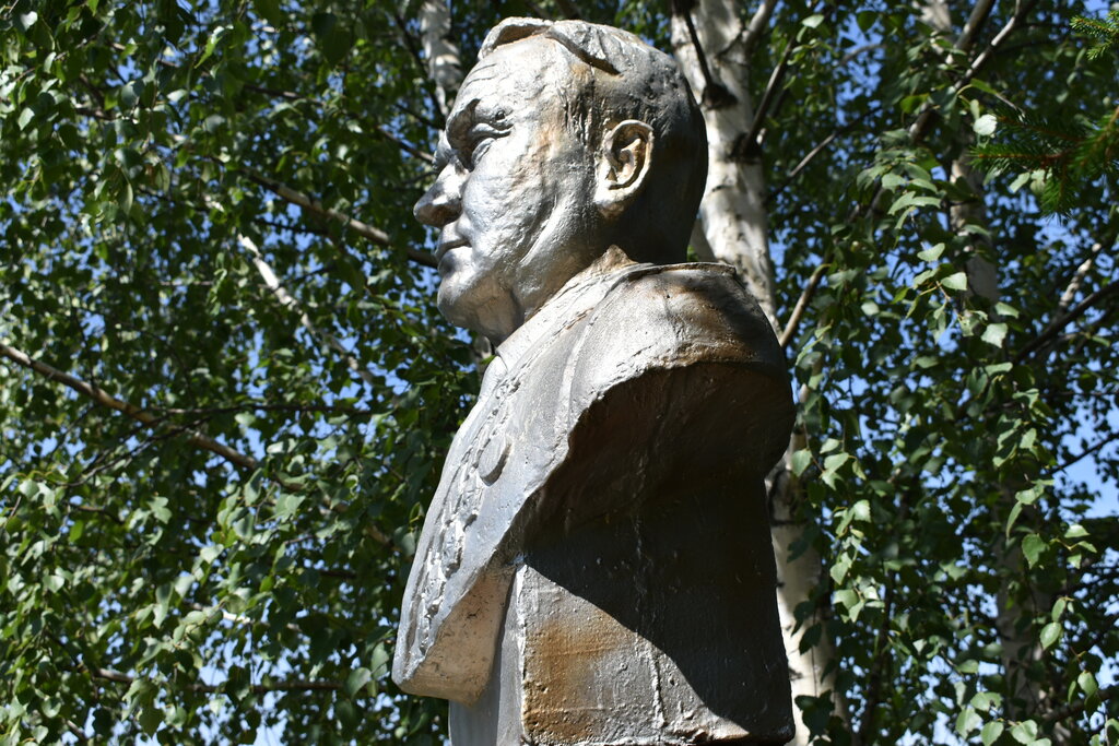 Monument, memorial Бюст генерал-майору Батлуку Алексею Васильевичу, Belgorod Oblast, photo