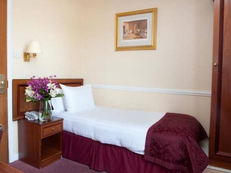 Фото The Victoria Hotel