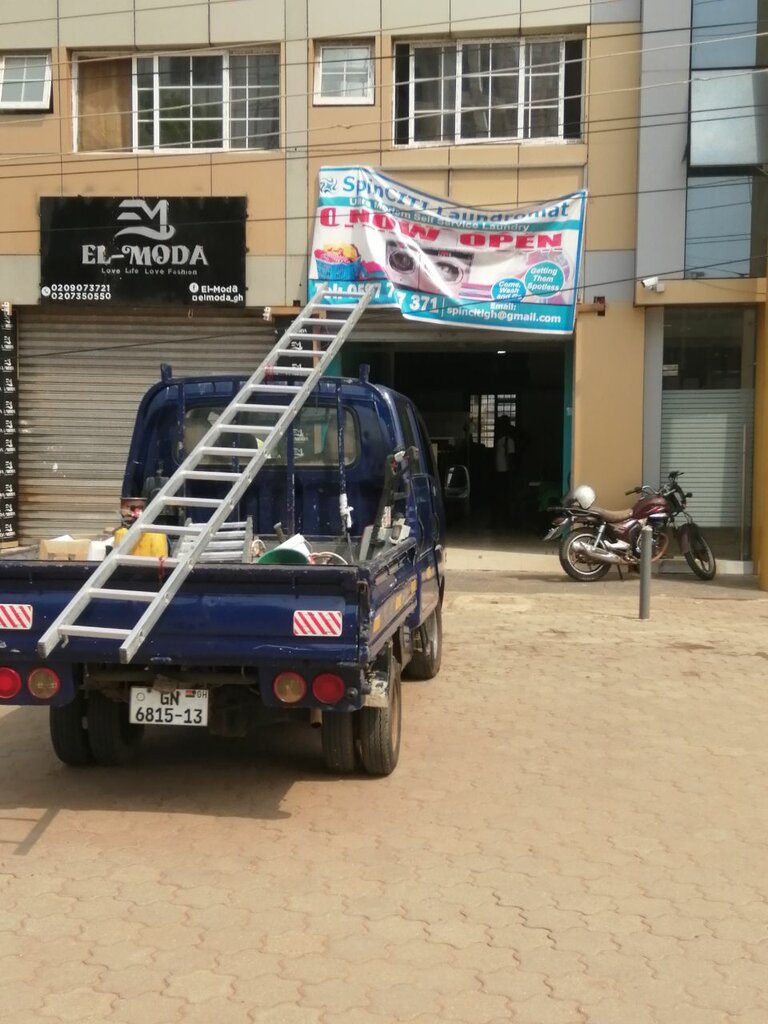 Clothing store El-moda, Accra, photo
