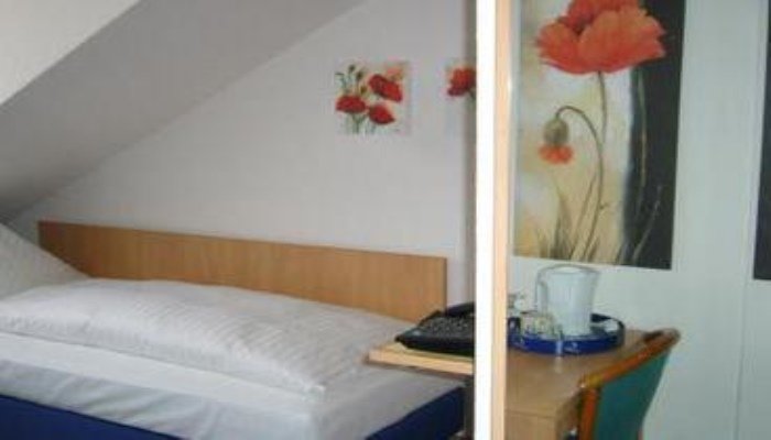 Фото Hotel RIESENJunior by Trip Inn