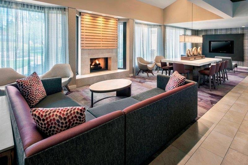 Фото Courtyard by Marriott Newark Liberty International Airport