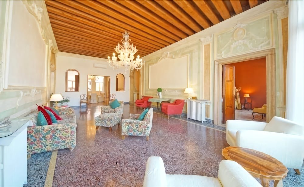 Фото Luxury Balcony Apartment