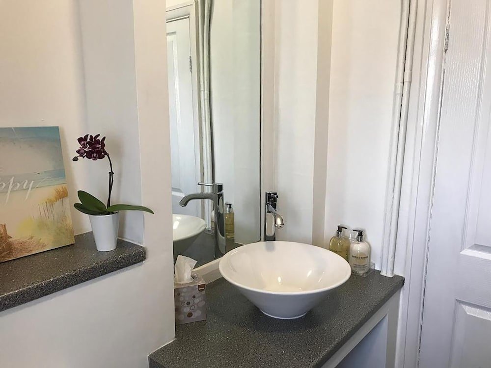 Фото Finney Place - Air Accommodation