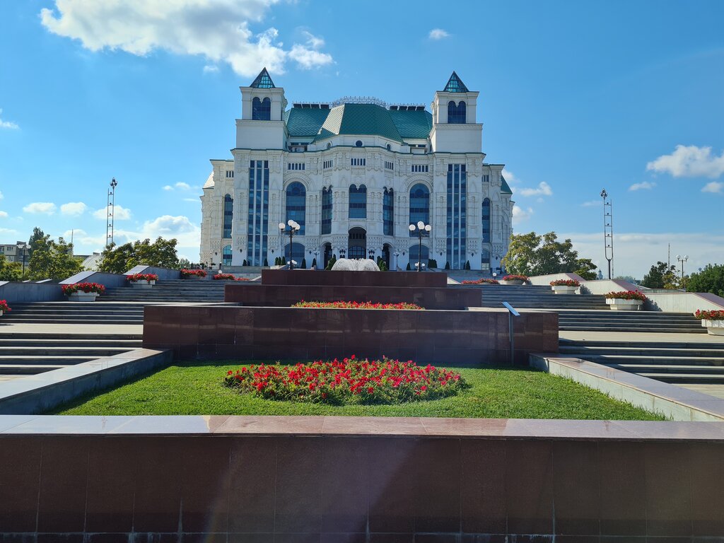 Genre sculpture Избушка, Astrahan, photo