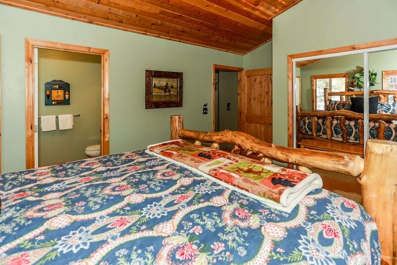 Гостиница Moonridge Mountain Retreat-1876 by Big Bear Vacations