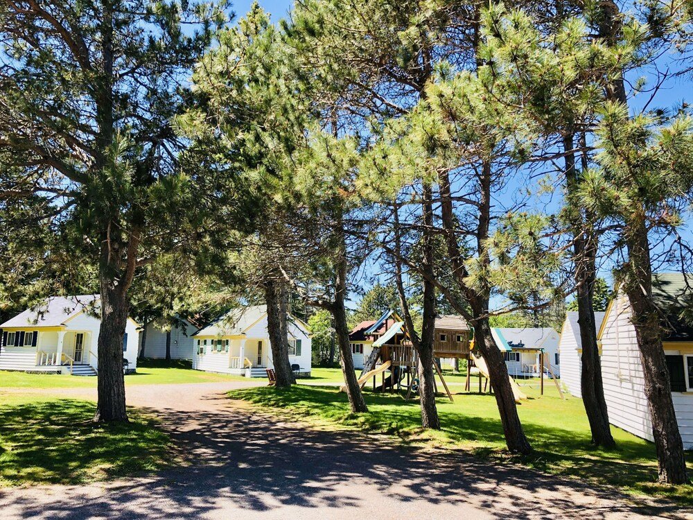 Фото Green Gables Bungalow Court