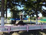 Павшим воинам Великой Отечественной войны 1941-1945 гг. (posyolok Leski, Oktyabrskaya ulitsa, 45) ، نصب تذكاري للحرب، مقبرة جماعية