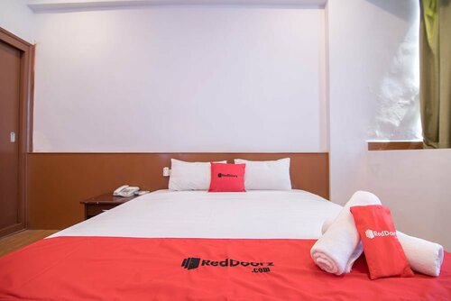 Гостиница RedDoorz Plus near Van Mieu Quoc Tu Giam в Ханое
