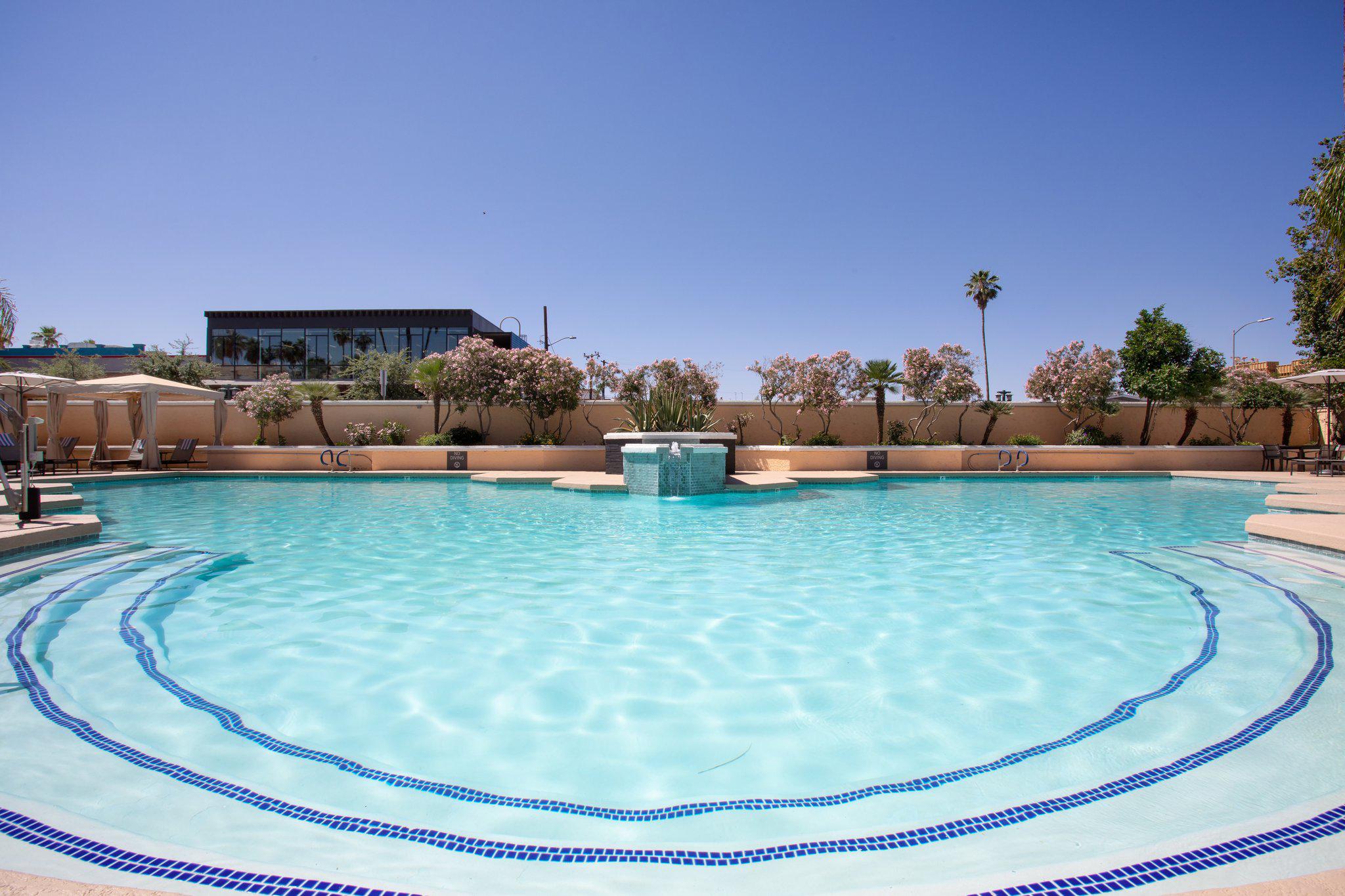 Фото Crowne Plaza Phoenix - Chandler Golf Resort, an Ihg Hotel