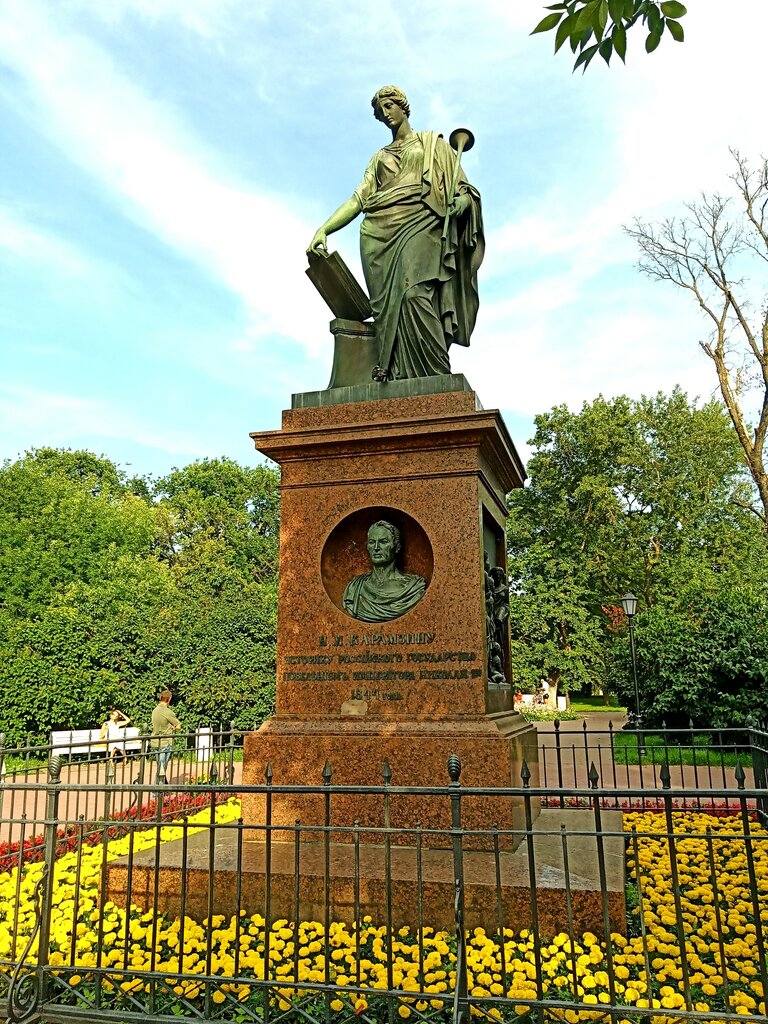 Памятник, мемориал Н.М. Карамзин, Ульяновск, фото