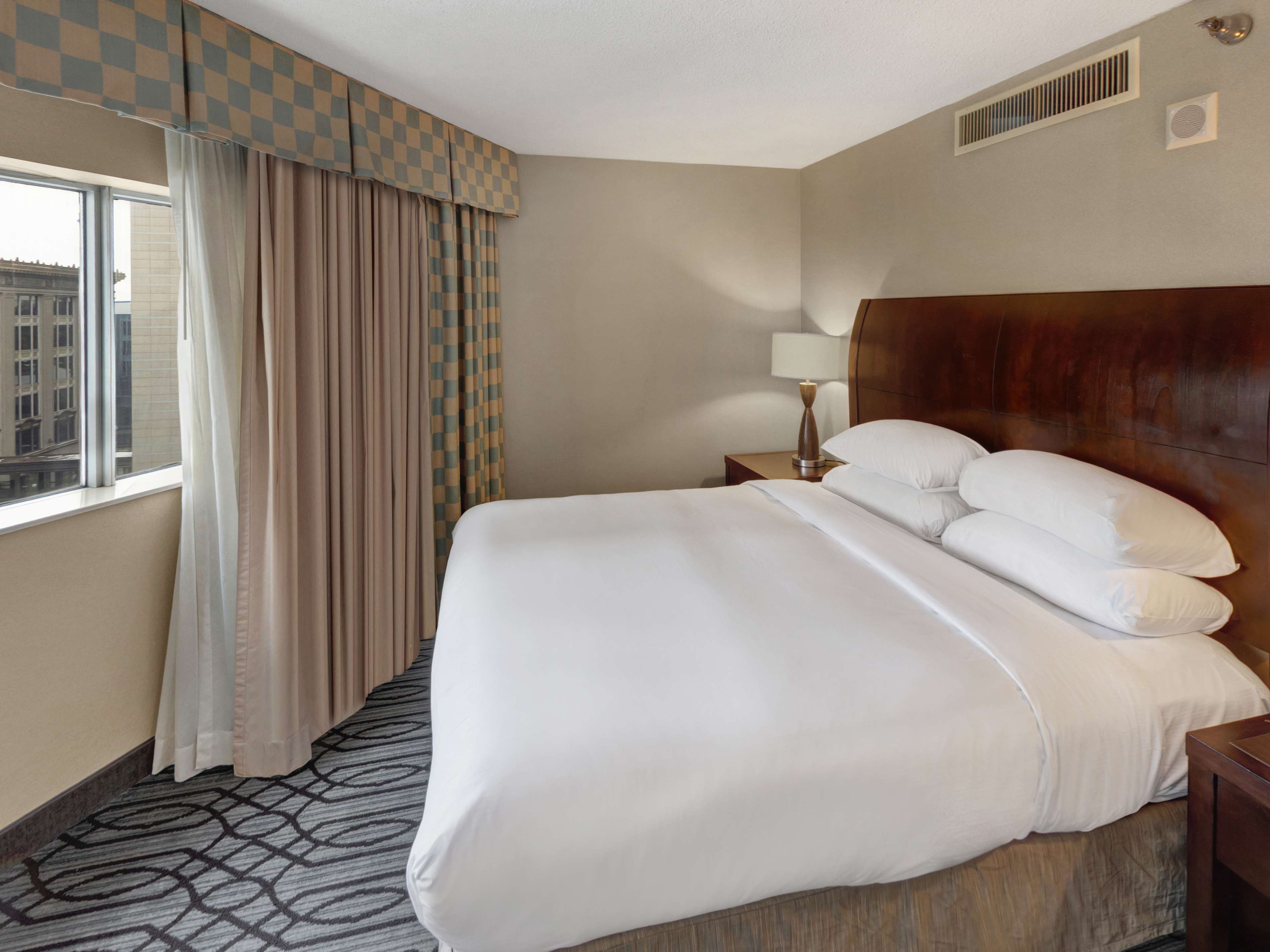 Фото DoubleTree by Hilton Hotel St. Paul Downtown