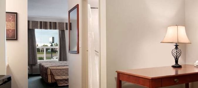 Фото Travelodge by Wyndham Stony Plain