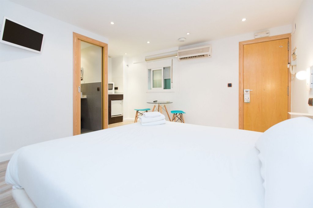 Фото AinB Las Ramblas Colón Apartments