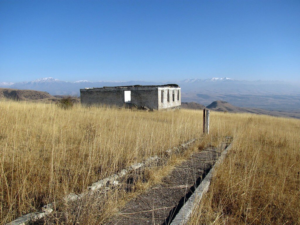 Atracción Ruins of Chirchik-Gorny Aviation Range Barracks, , foto
