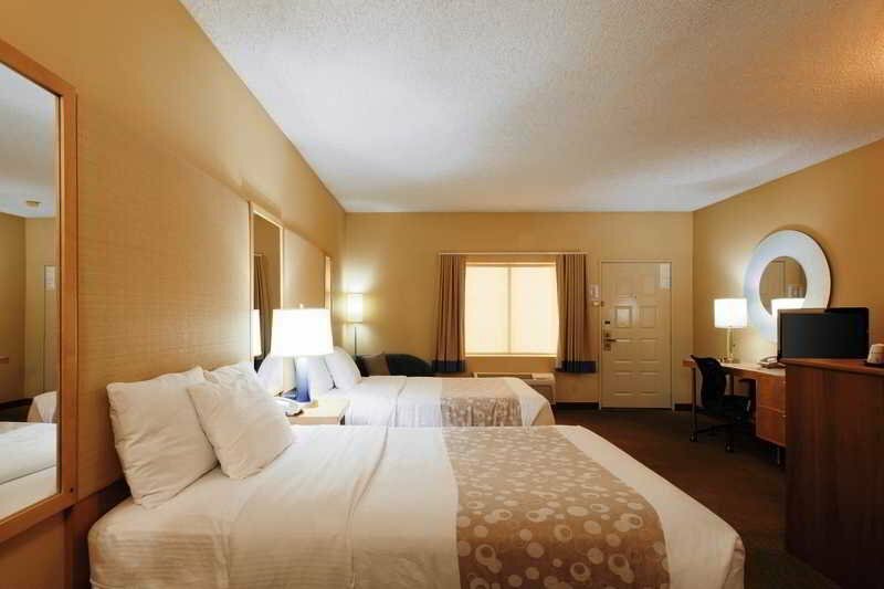 Гостиница La Quinta Inn & Suites by Wyndham Orange County Airport в Санта-Ане