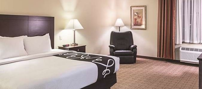 Фото La Quinta Inn & Suites by Wyndham Waxahachie