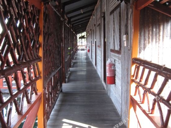 Фото Dragon Inn Floating Resort