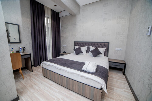 Lezbiyen jinsiy aloqada bolgan shaffof ichki kiyimdagi qizlar