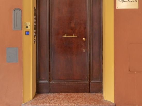 Фото Tra le Due Torri e Piazza Santo Stefano Apartment