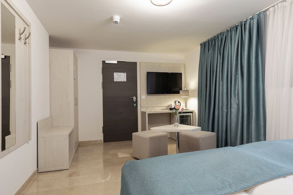 Фото Apricot Hotel