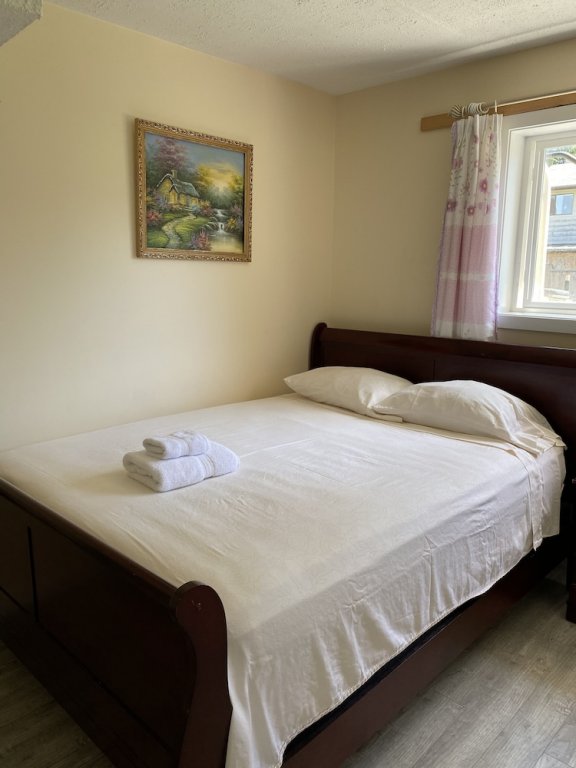 Фото Yvr Vickie’s Bed and Breakfast