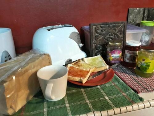 Хостел Spot On 90141 Threehouse Bed & Breakfast в Кучинге