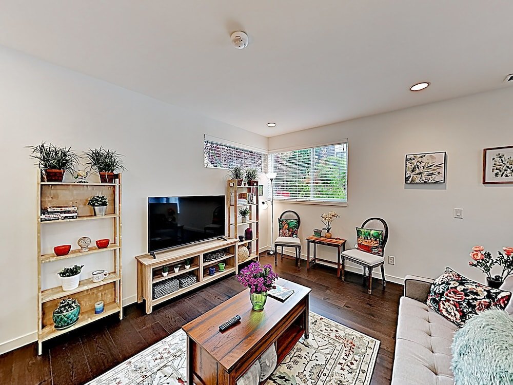 Фото Chic Capitol Hill Townhome W Rooftop Deck & Ac 3 Bedroom Townhouse