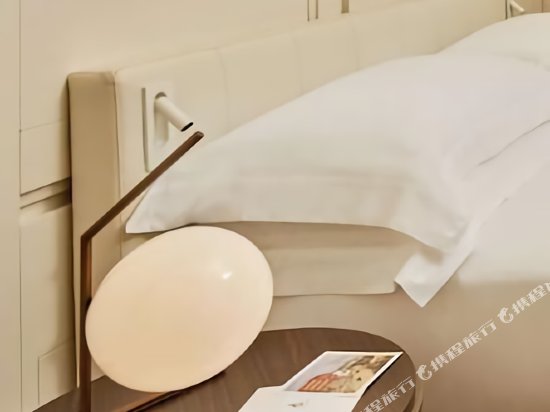 Фото The Britannique Hotel Naples, Curio Collection by Hilton