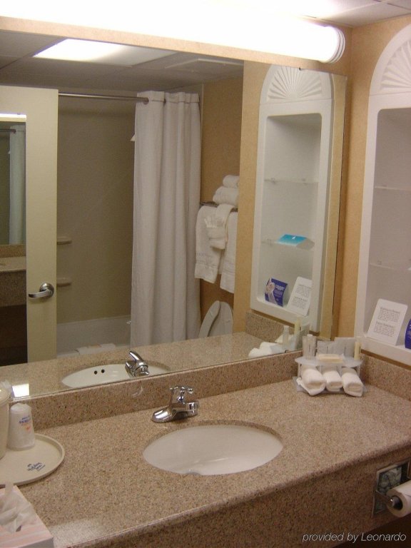 Фото Holiday Inn Express Hotel & Suites Raleigh-Wakefield, an Ihg Hotel
