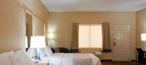 Гостиница La Quinta Inn & Suites by Wyndham Orange County Airport в Санта-Ане