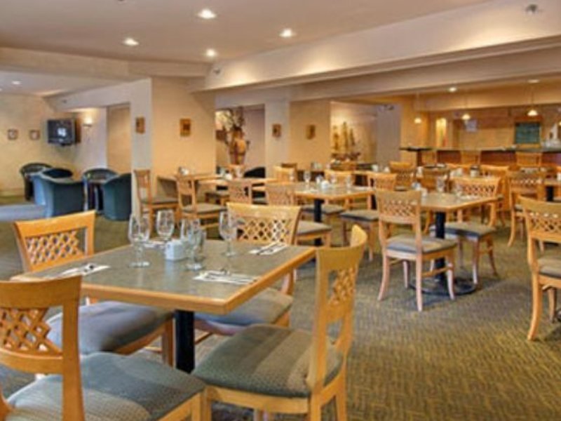 Фото Hampton Inn & Suites by Hilton Toronto Downtown