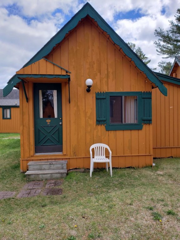 Фото Cabins of Mackinaw