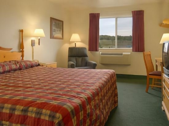 Фото Super 8 by Wyndham West Branch