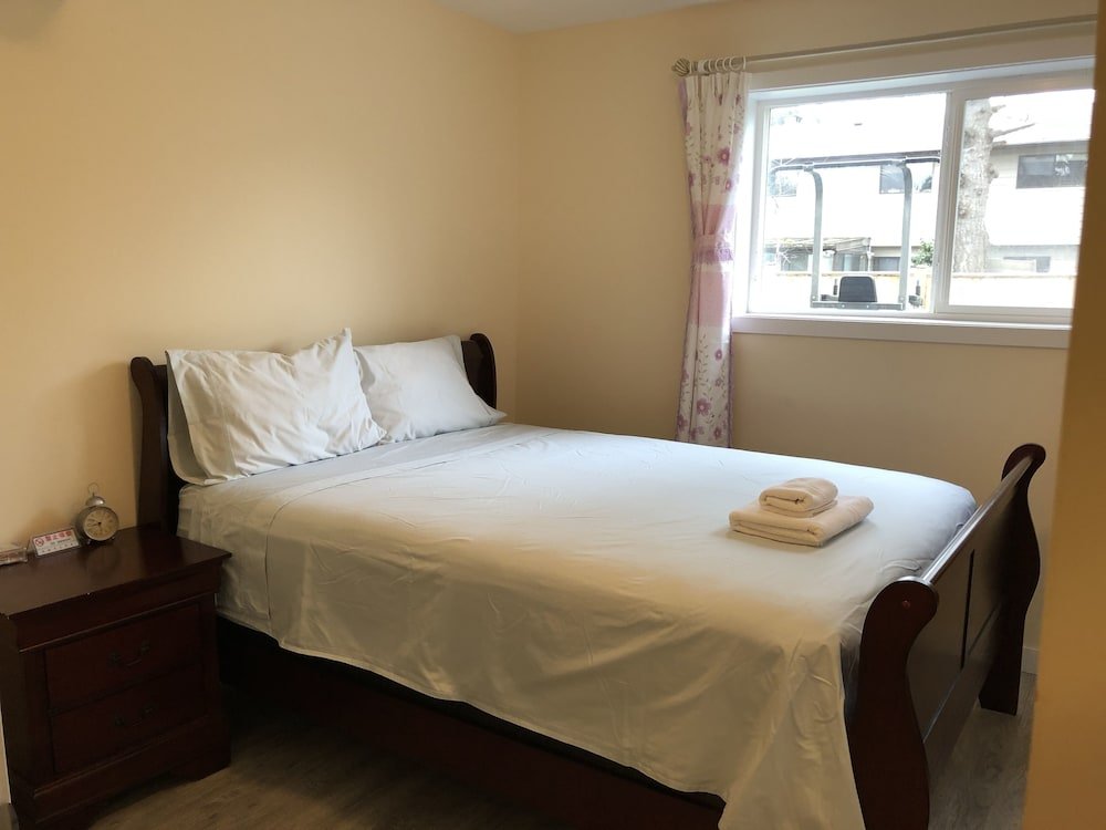 Фото Yvr Vickie’s Bed and Breakfast