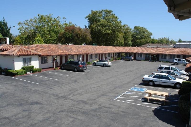 Фото Golden Bear Hotel, SureStay Collection by Best Western