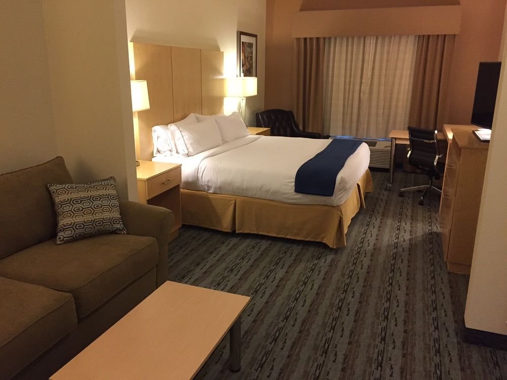 Фото Holiday Inn Express & Suites San Antonio Se by At&t Center, an Ihg Hotel
