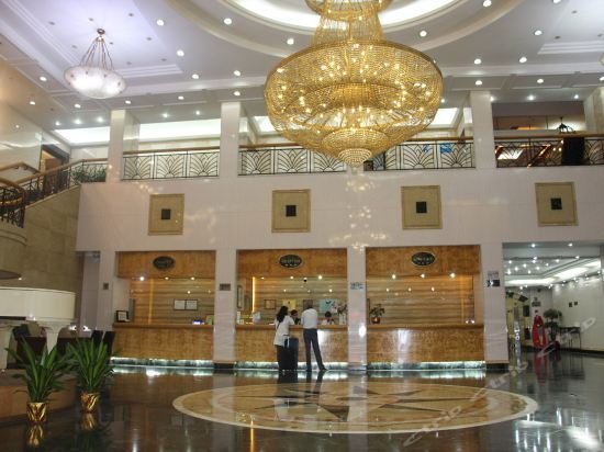 Фото Golden Lustre Hotel