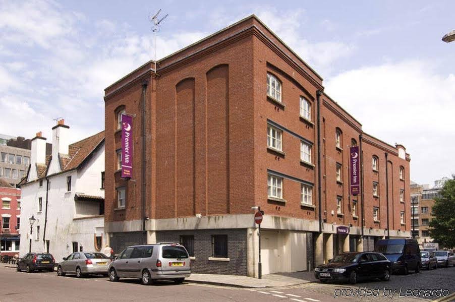 Фото Premier Inn Bristol City Centre Finzels Reach