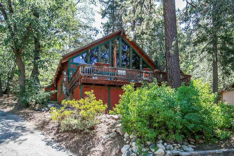 Жильё посуточно Knickerbocker Retreat-1871 by Big Bear Vacations в Биг Бэар Лейк