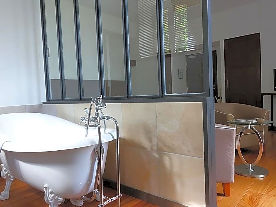 Фото Clos de Vallombreuse, The Originals Relais